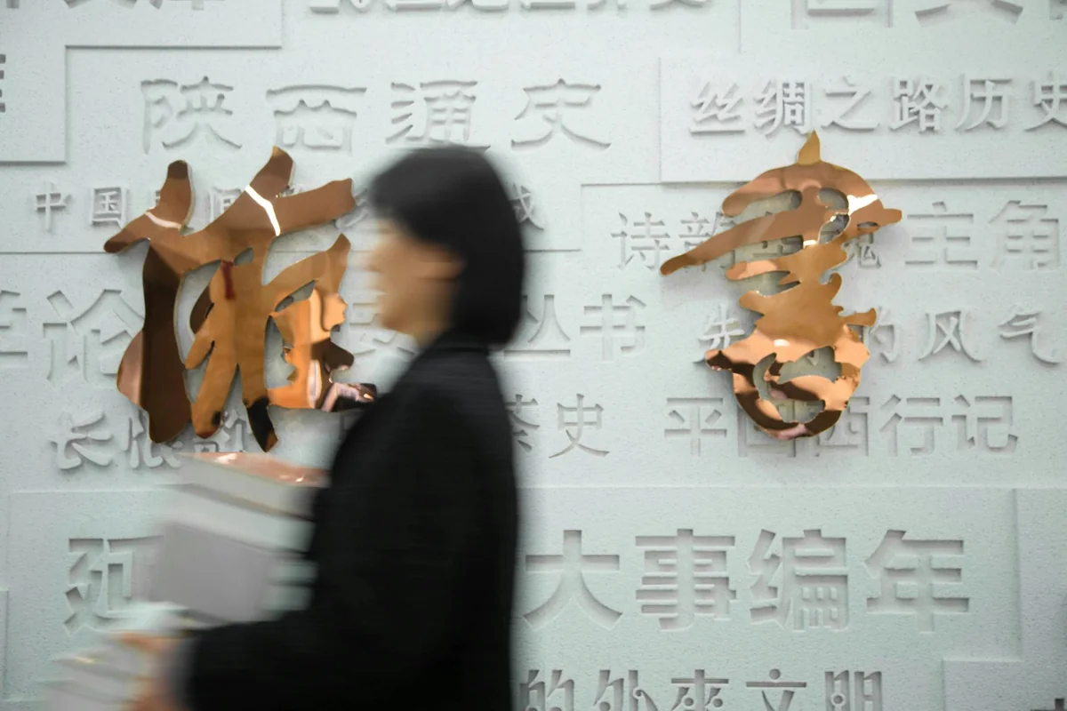 吾爱吃瓜服务演示协作现场，工作人员在讨论任务分工